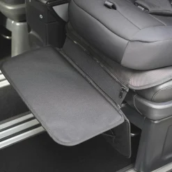 Autositz-Schutzunterlage / Polsterschutz FeetUp schützt den Autositz vor Druckstellen und Verschmutzung mit Fußablage - Schwarz - Kollektion 2024