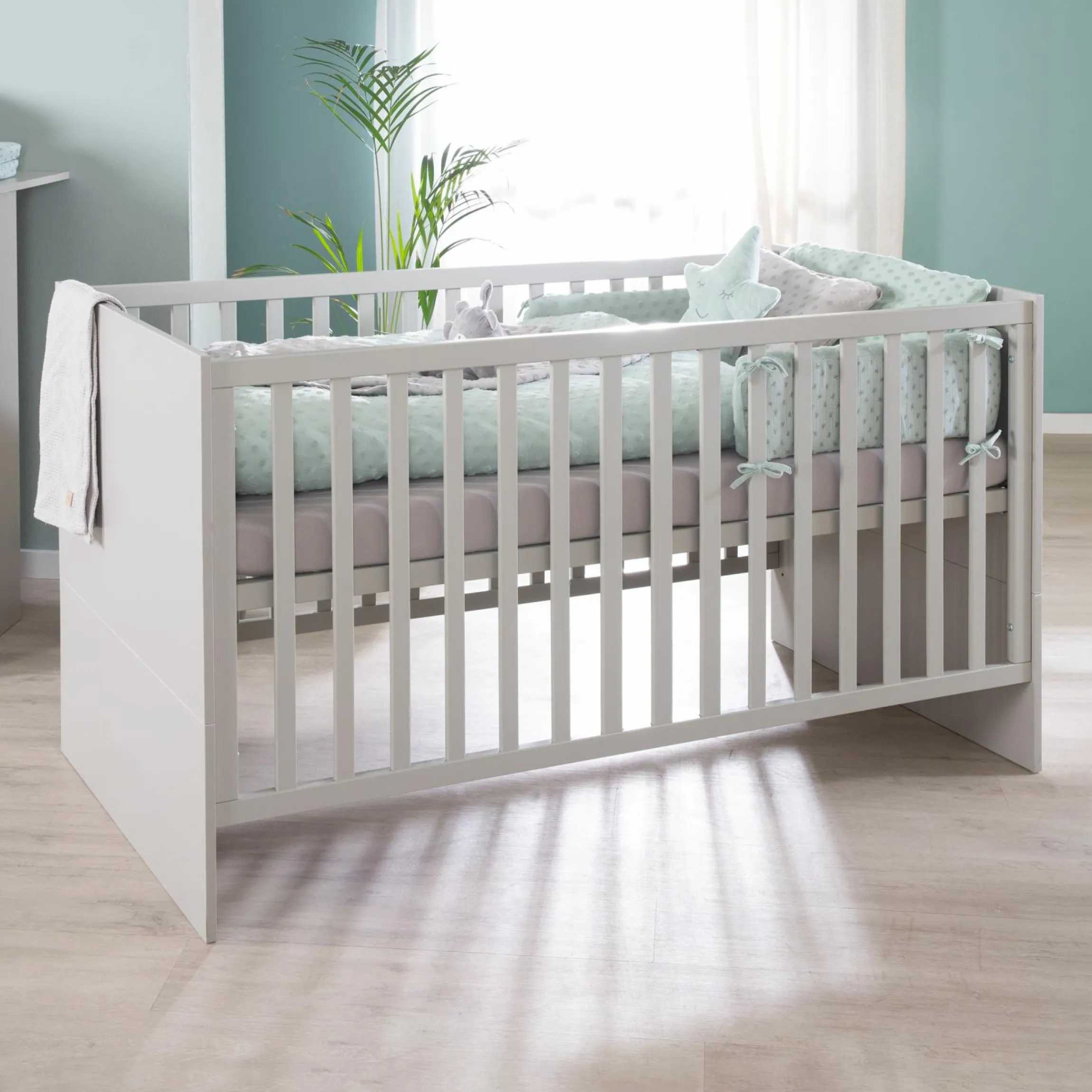 Babybett und Kinderbett Lea mit 3-fach höhenverstellbarem Lattenrost und 3 Schlupfsprossen 70 x 140 cm - Grau - Kollektion 2024