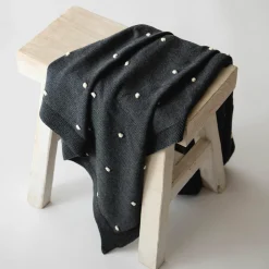 Babydecke Knots in Strickoptik aus 100% Organic Cotton 80 x 100 cm - Dark Grey Melange / Knots Natural