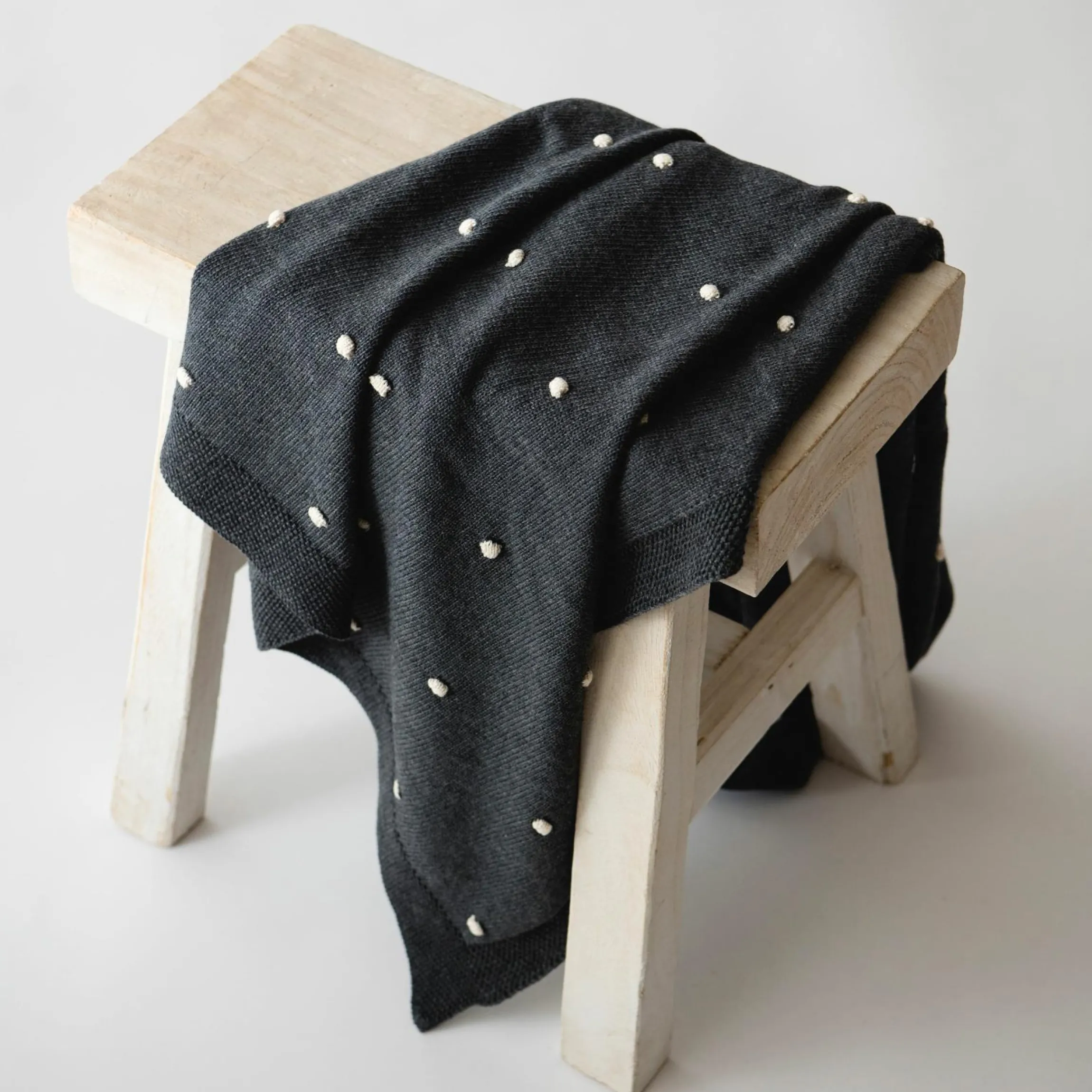 Babydecke Knots in Strickoptik aus 100% Organic Cotton 80 x 100 cm - Dark Grey Melange / Knots Natural