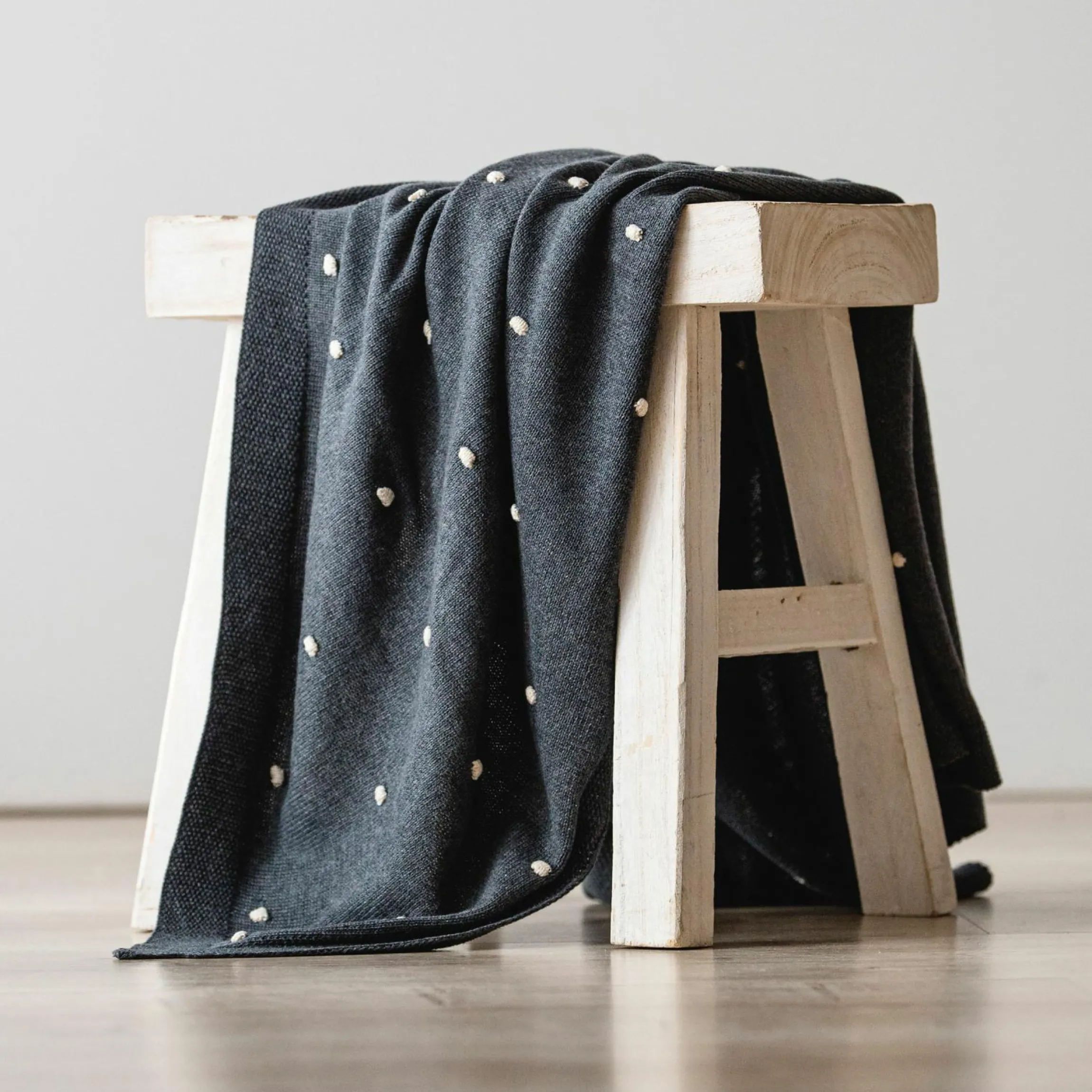 Babydecke Knots in Strickoptik aus 100% Organic Cotton 80 x 100 cm - Dark Grey Melange / Knots Natural