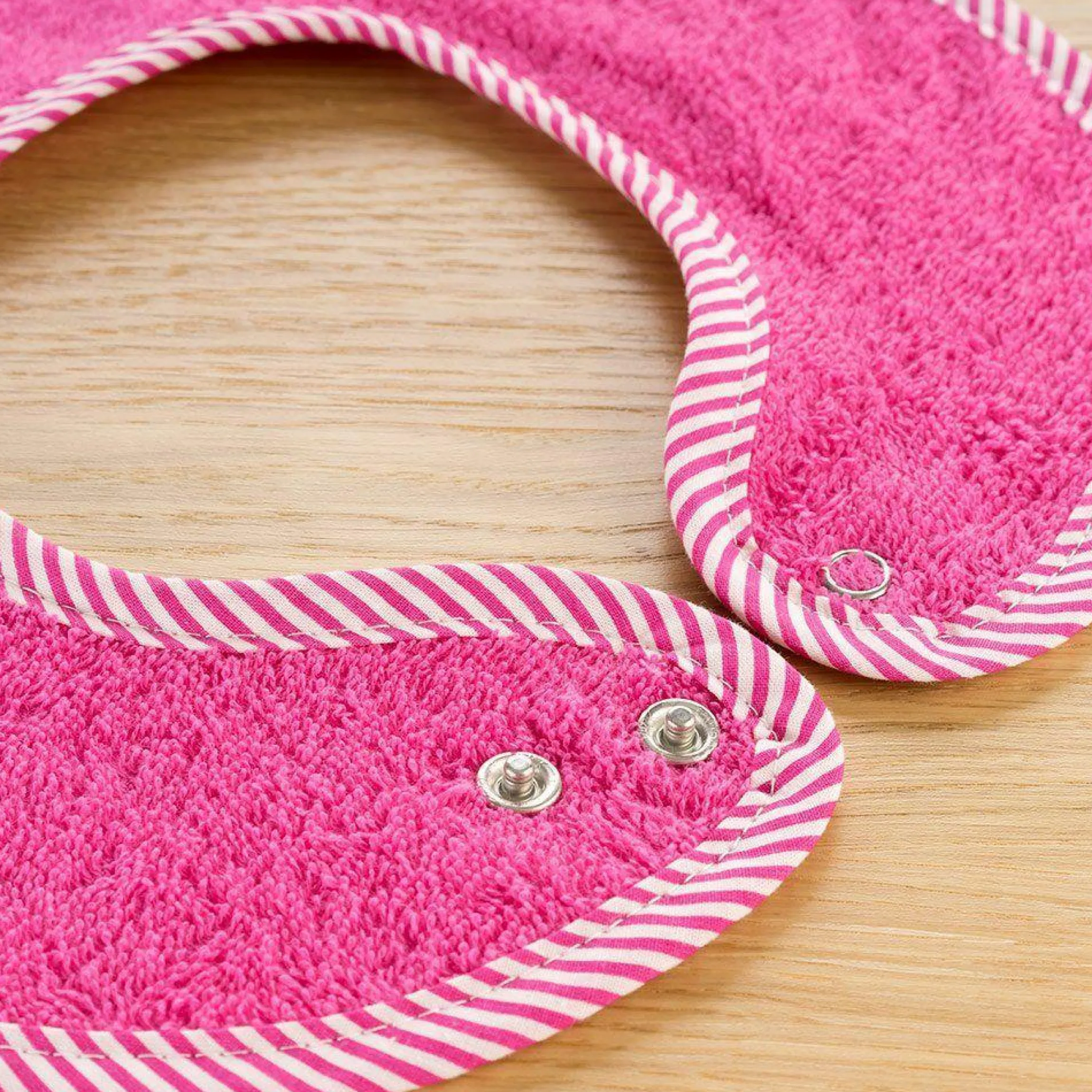 2er Set Riesen-Lätzchen mit Druckknöpfen - Dahlie Rosenpink