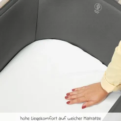 2-in-1 Beistellbett Iora klappbar, inkl. Matratze & Reisetasche - Beyound - Graphite Eco - Kollektion 2025