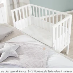 2in1 Beistellbett mit Canvas-Barriere, Nestchen + safe asleep Matratze mit 90 x 45 cm 47 x 99,5 cm - Sternenzauber - Grau - Kollektion 2024
