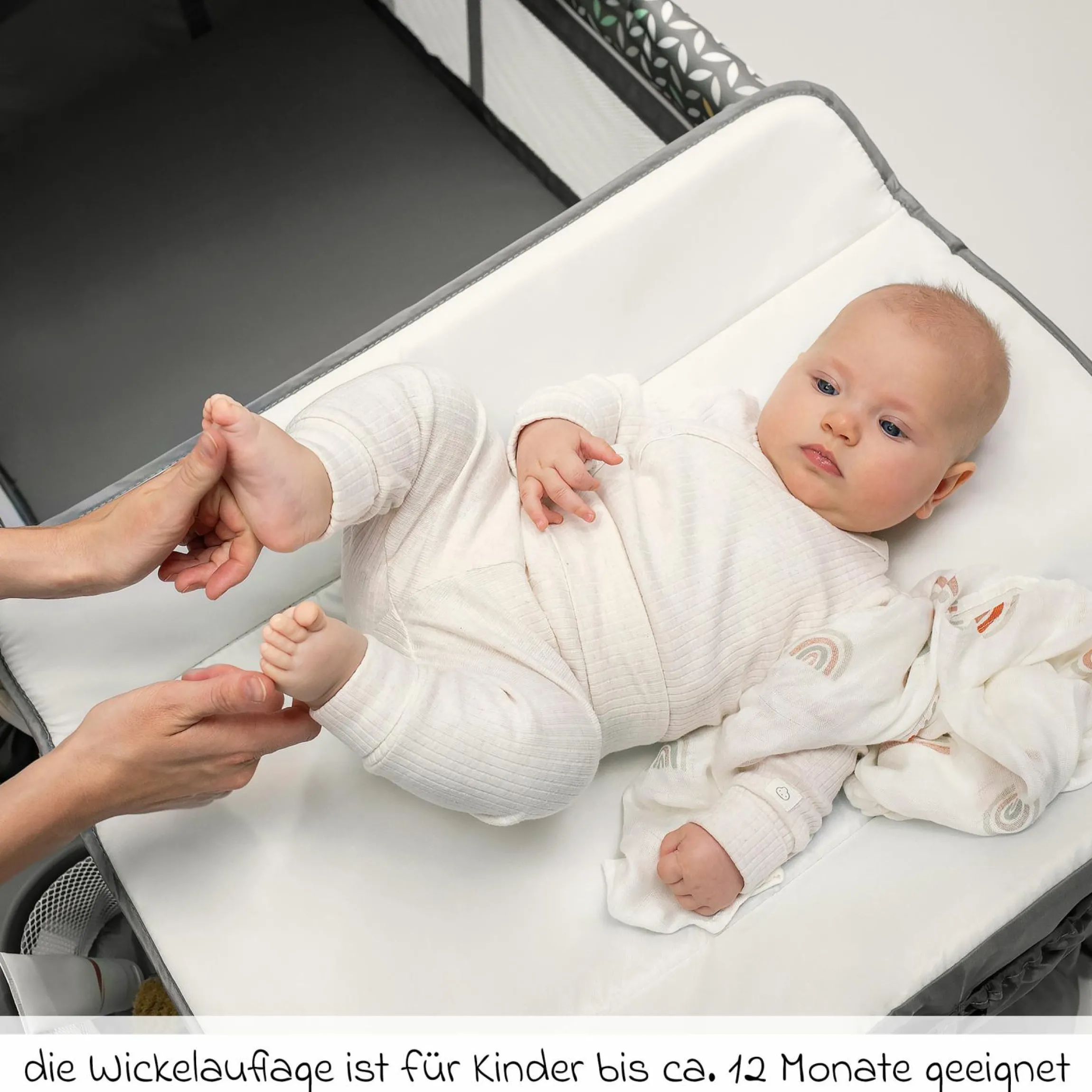 2in1 Reisebett & Laufgitter Sven Plus ab Geburt - 15 kg mit verstellbarem Einhang, 2 Räder, Einstieg, Wickeauflage , Windelablage, Mobile, Tragetasche, Sonnendach & Insektenschutz - Grey Scandi