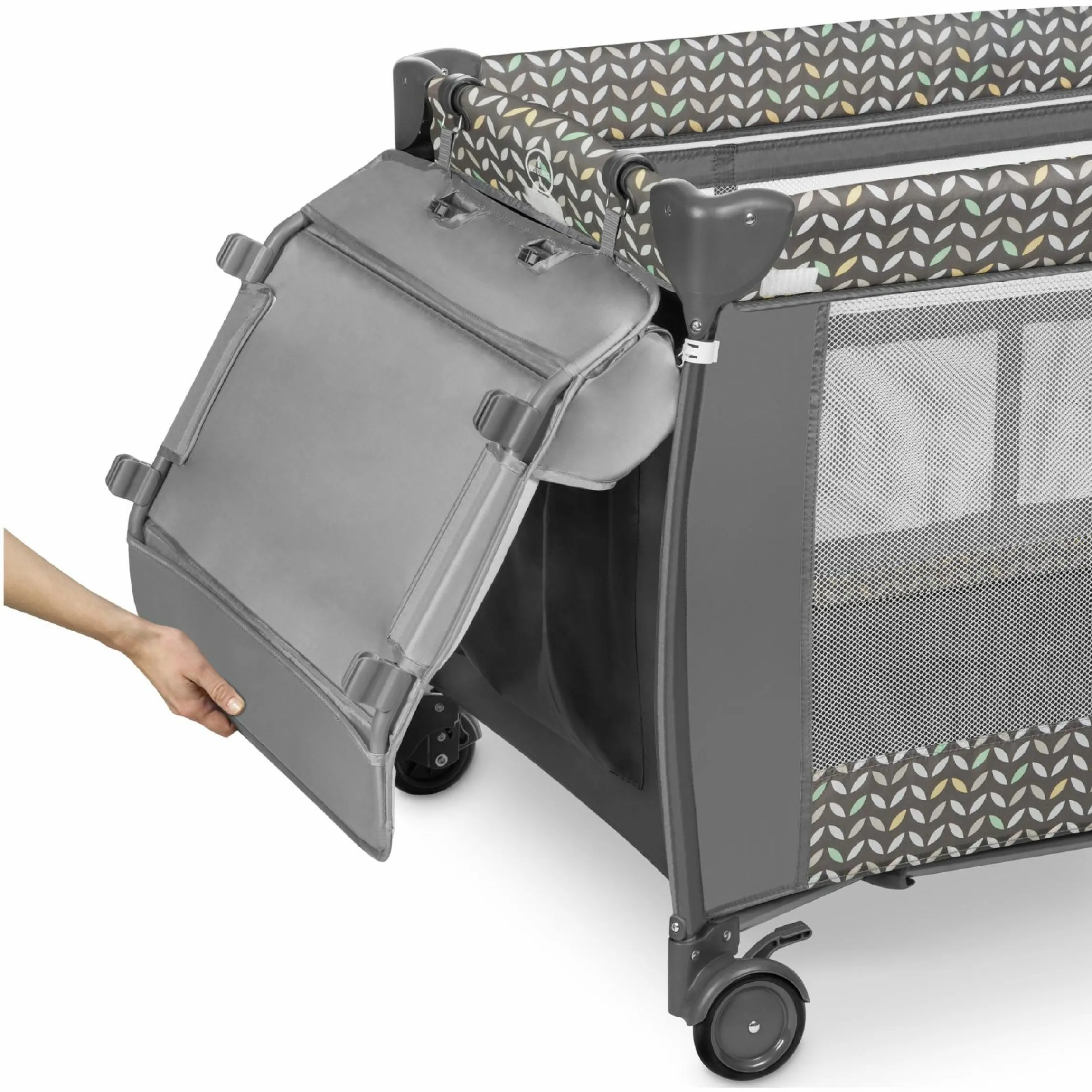 2in1 Reisebett & Laufgitter Sven Plus ab Geburt - 15 kg mit verstellbarem Einhang, 2 Räder, Einstieg, Wickeauflage , Windelablage, Mobile, Tragetasche, Sonnendach & Insektenschutz - Grey Scandi