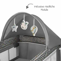 2in1 Reisebett & Laufgitter Sven Plus ab Geburt - 15 kg mit verstellbarem Einhang, 2 Räder, Einstieg, Wickeauflage , Windelablage, Mobile, Tragetasche, Sonnendach & Insektenschutz - Grey Scandi