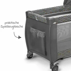 2in1 Reisebett & Laufgitter Sven Plus ab Geburt - 15 kg mit verstellbarem Einhang, 2 Räder, Einstieg, Wickeauflage , Windelablage, Mobile, Tragetasche, Sonnendach & Insektenschutz - Grey Scandi
