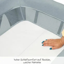 3-in-1 Reisebett Swift Reisebett, Beistellbett, Laufstall mit Matratze & Tragetasche nur 6,70 kg leicht - Beyound - Grey Eco - Kollektion 2025