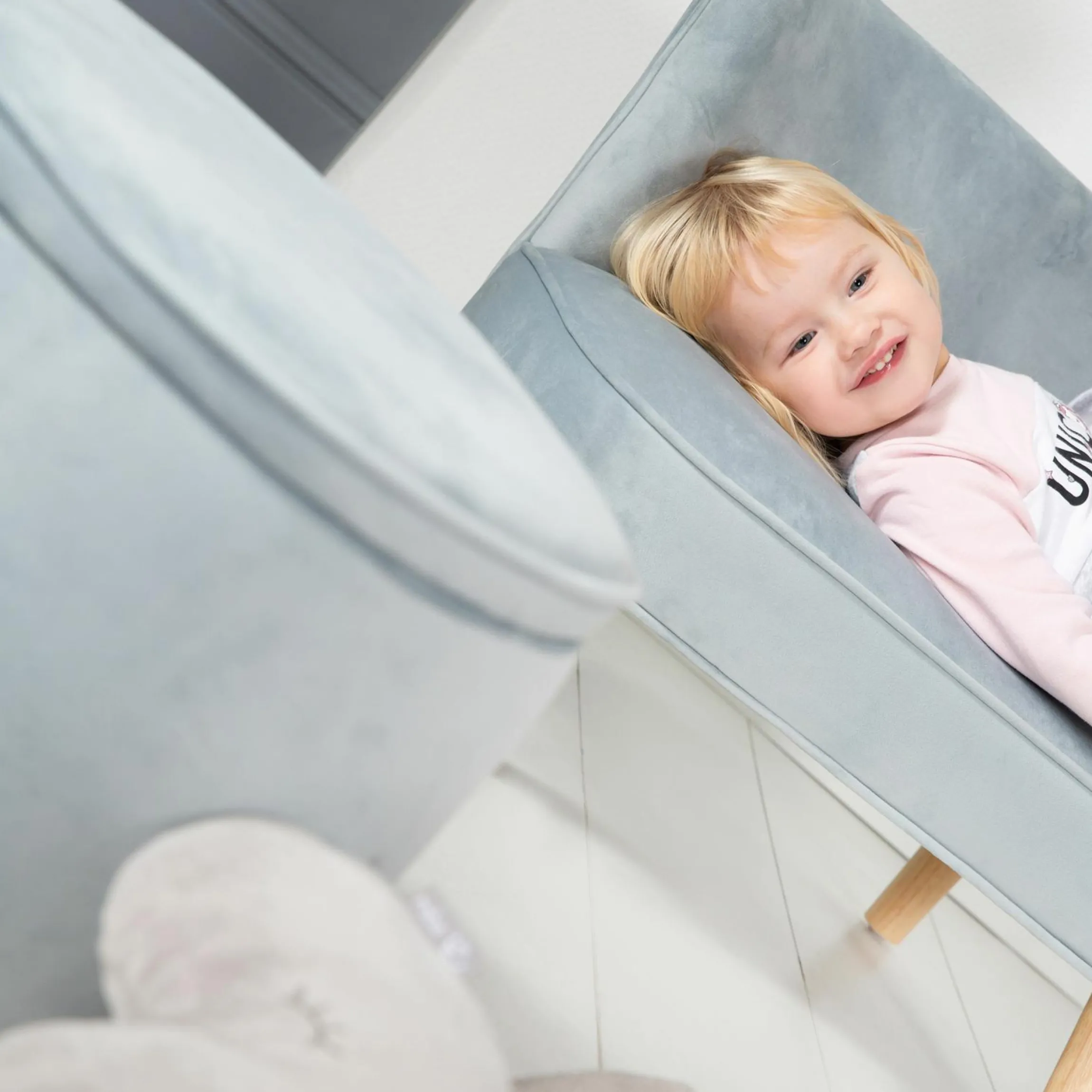 Kindersofa gepolster, mit Samtstoff bezogen - Lil Sofa - Hellblau Sky