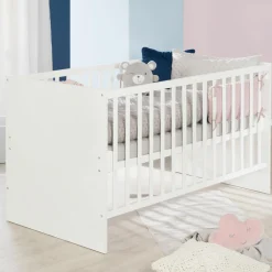 Kinderzimmer Anton mit 2-türigem Kleiderschrank, Bett, Wickelkommode inkl. Wickelaufsatz - Weiß - Kollektion 2024