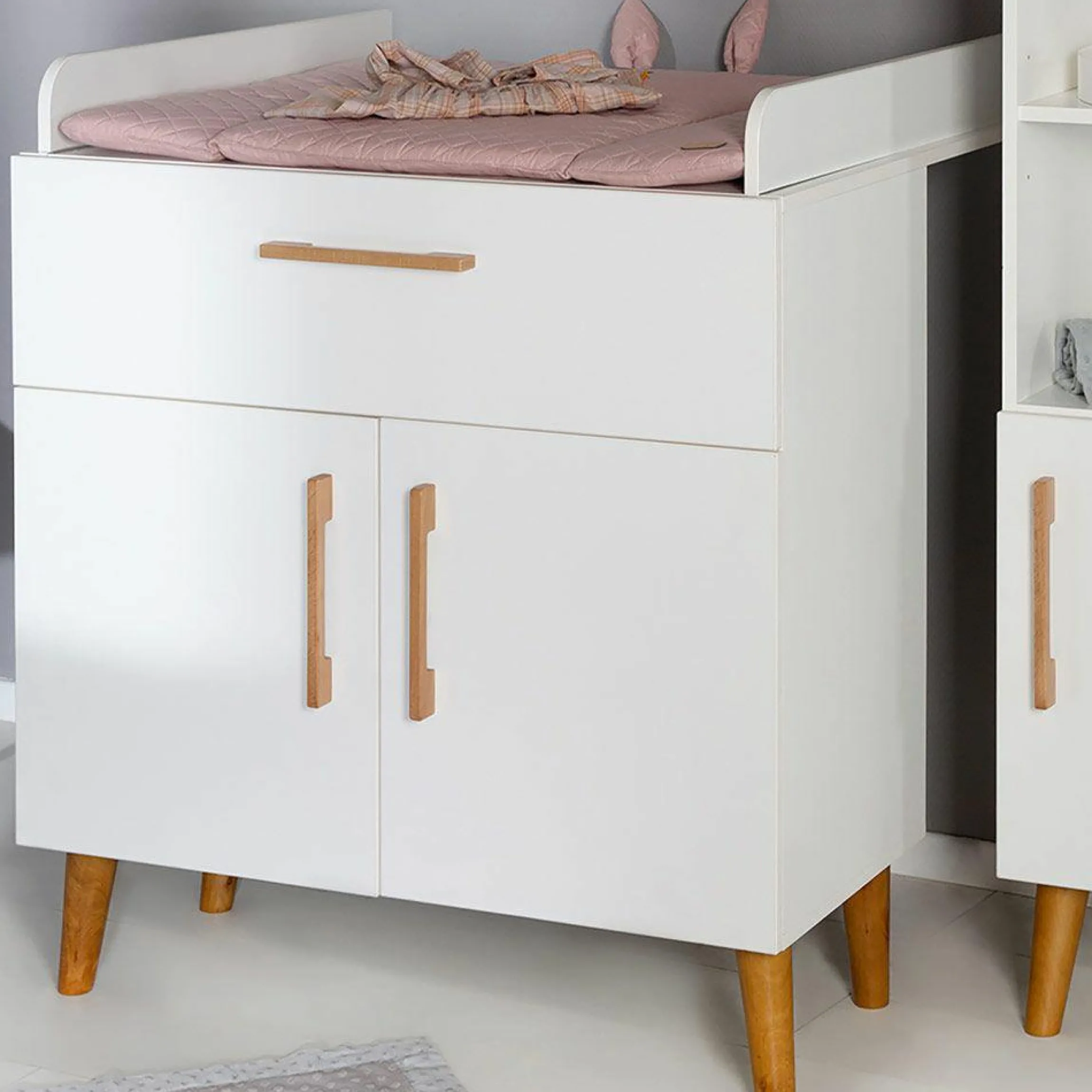 Kinderzimmer Mick mit 3-türigem Schrank, Bett, breiter Wickelkommode - Weiß