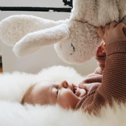Kuscheltier mit Wärmekissen Hase Klein 29 cm - aus Bio-Baumwolle GOTS mit Traubenkern-Füllung - Weiß