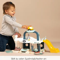Parkgarage mit drei Ebenen & Auto