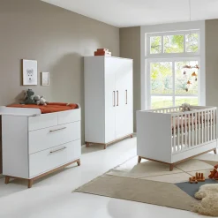 3-tlg Kinderzimmer-Set Lina mit 4-türigem Schrank, Bett, Wickelkommode mit Wickelaufsatz - Kreideweiß / Walnuss-Optik - Kollektion 2024