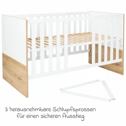 3-tlg Kinderzimmer-Set Maxim mit 4-türigem Schrank, Bett, Wickelkommode mit Wickelaufsatz - Kreideweiß / Artisan-Oak - Kollektion 2024