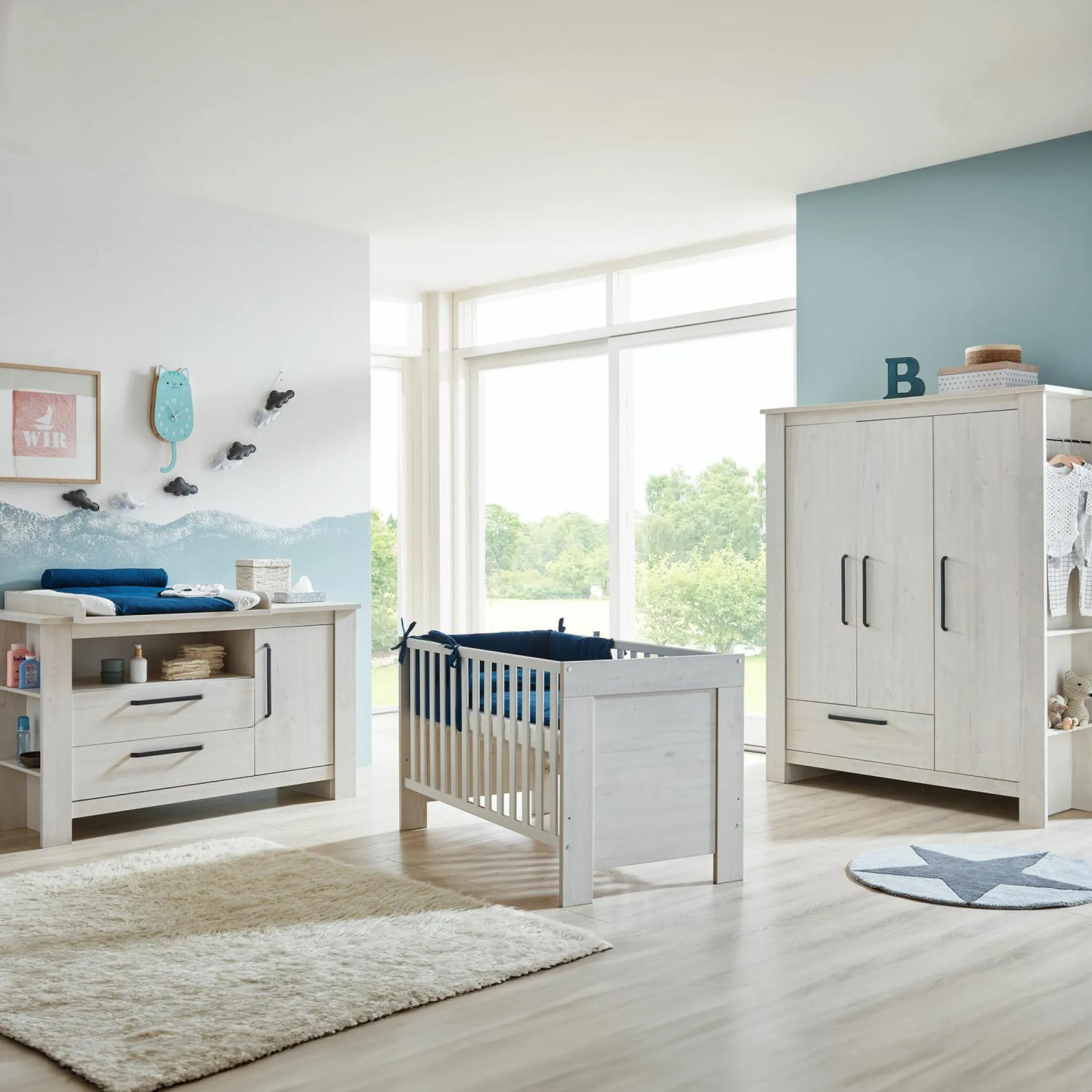 3-tlg Kinderzimmer-Set Til mit 3-türigem Schrank, Bett, extrabreite Wickelkommode mit Wickelaufsatz - Nordic Wood - Kollektion 2024