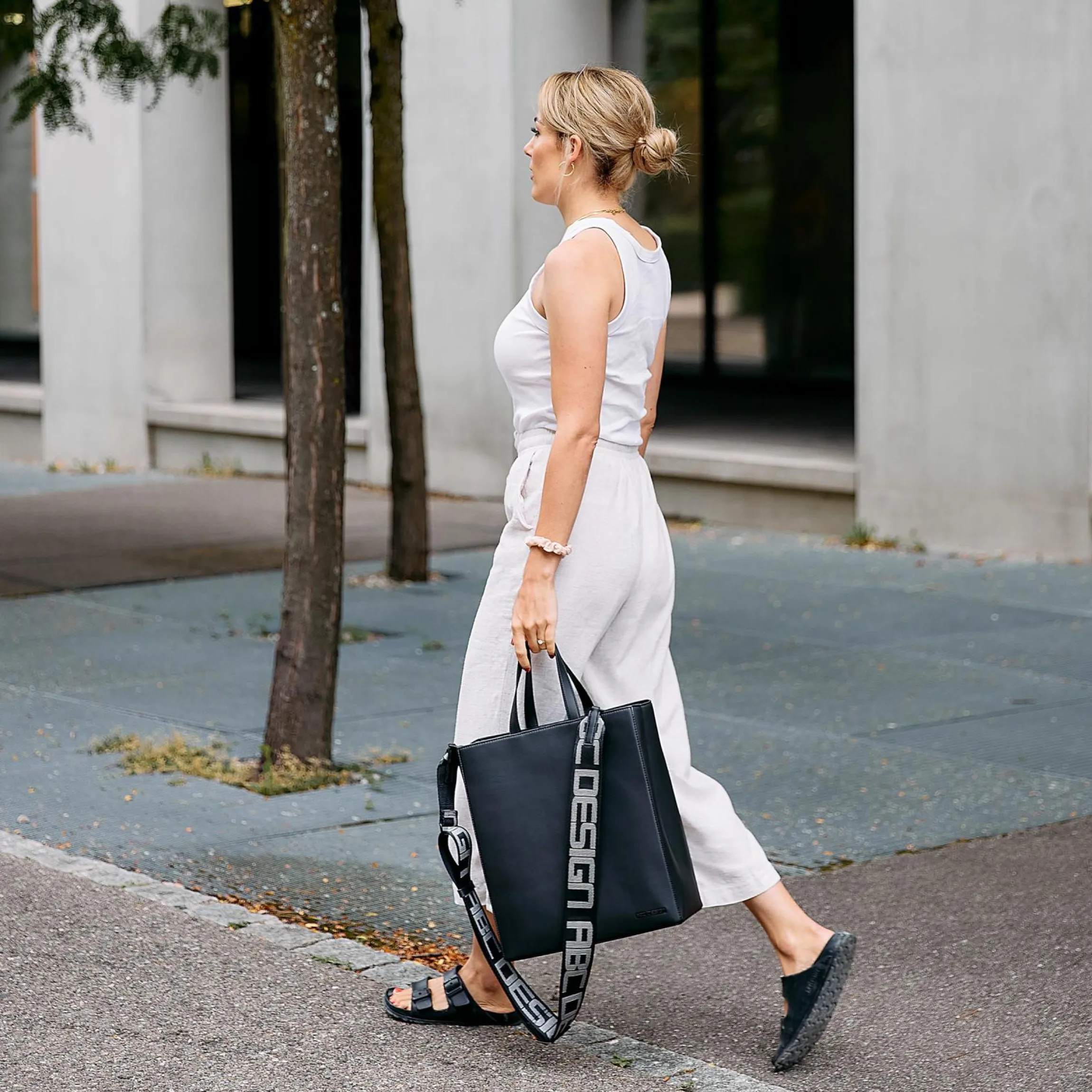 Umhängetasche Tote Bag Daily mit großzügigen Staufächern - Black - Kollektion 2025