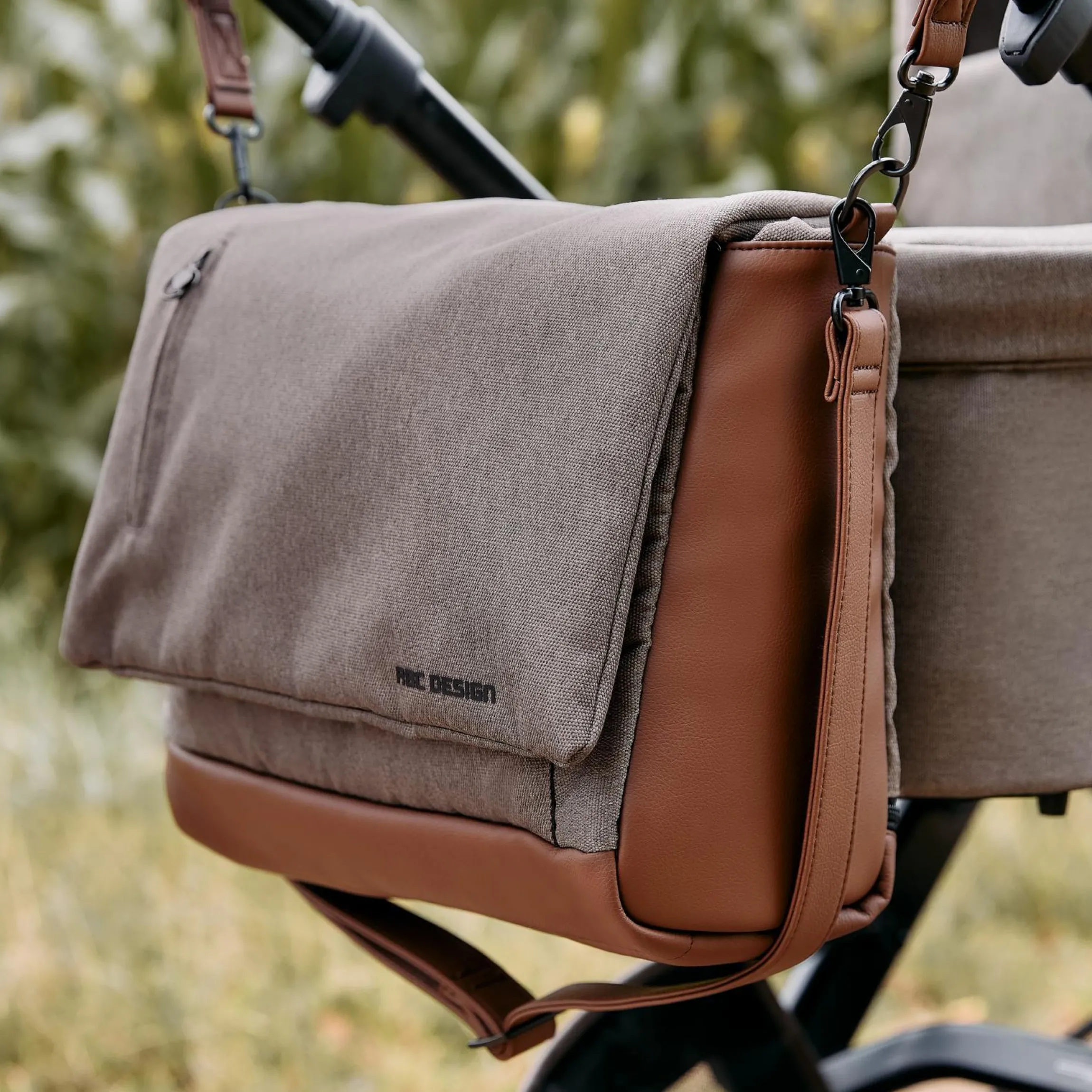 Wickeltasche Urban inkl. Wickelunterlage & viel Zubehör - Pure - Nature - Kollektion 2025