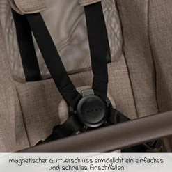 Zweit-Sportsitz DEMI next mit magnetischem Gurtverschluss inkl. Regenschutz - Cedar - Kollektion 2025